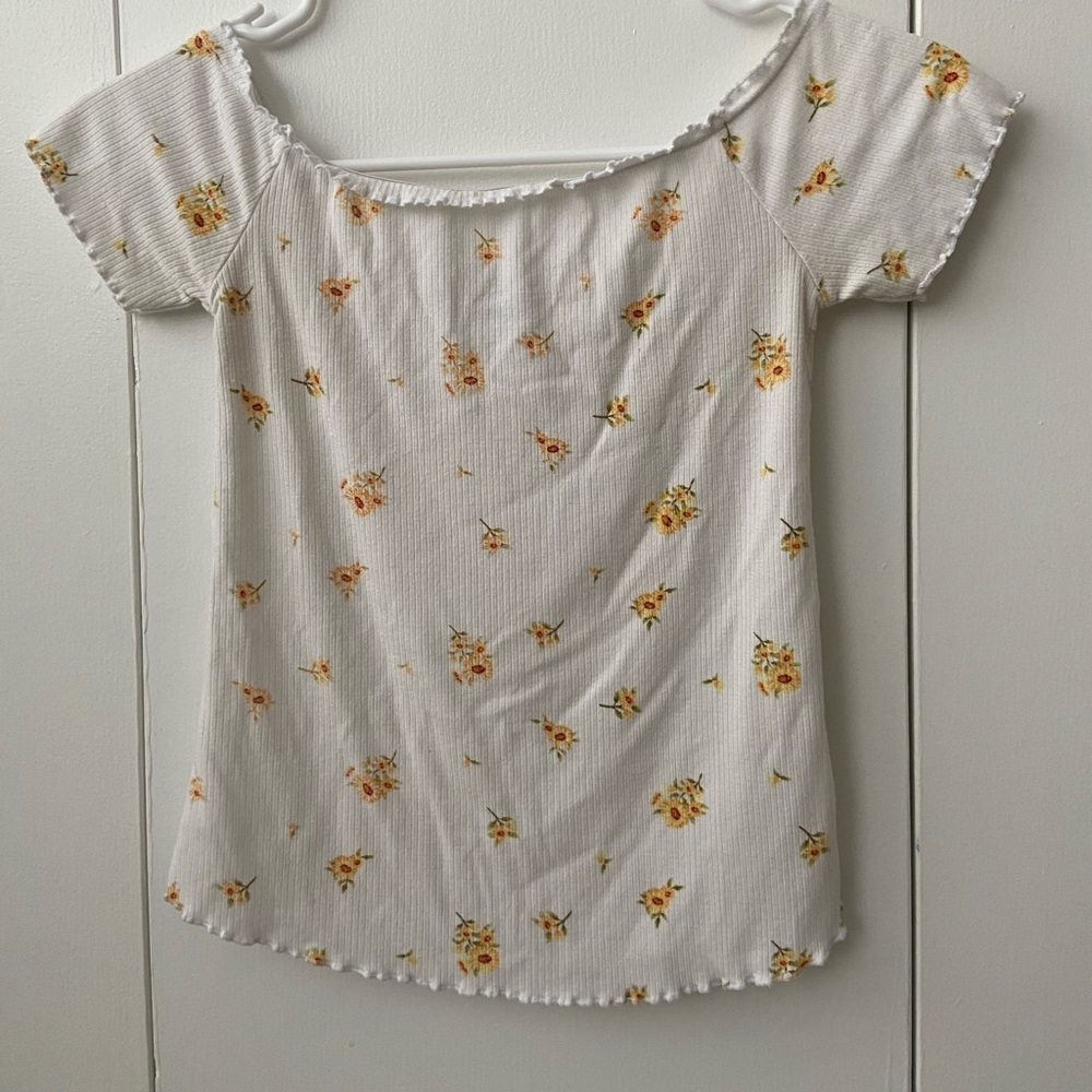 Off the shoulder top it’s a xs & fits like medium